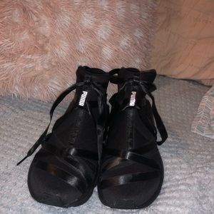 Super cute puma sneakers only worn once!